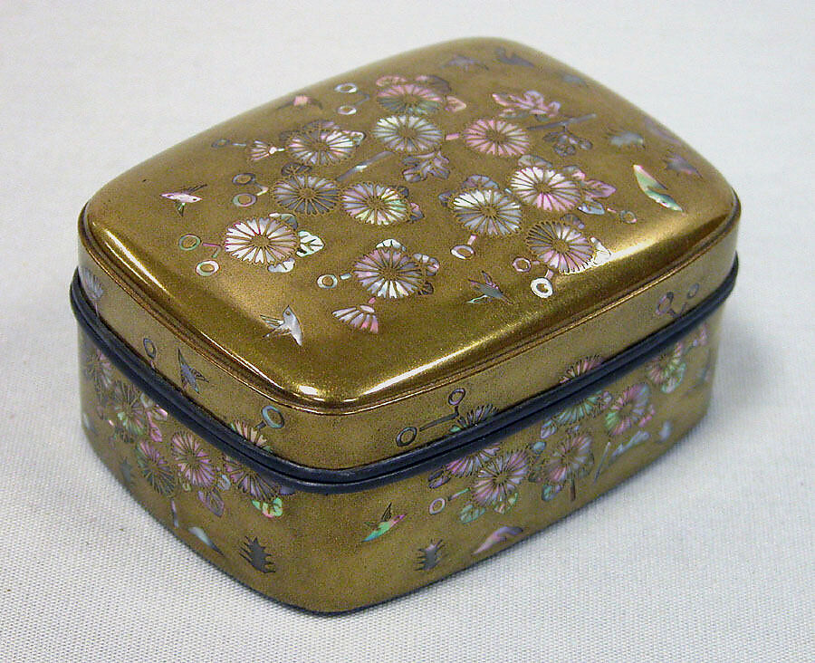 Incense Box, Ogawa Shomin, Gold hiramaki-e, mother-of-pearl and gold ground, Japan 