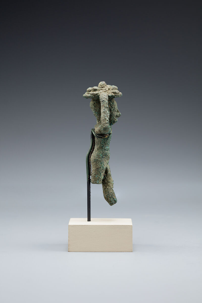 Man carrying a tray of loaves, Cupreous alloy