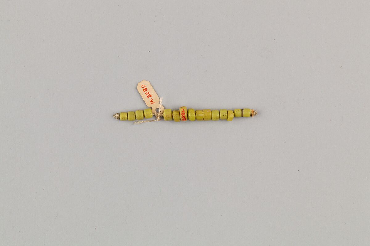 String of 15 disc beads, Yellow glass 