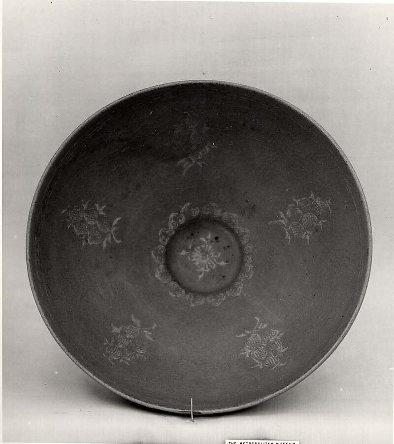 Bowl, Stoneware with inlaid decoration under celadon glaze, Korea 