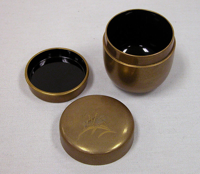 Circular Box, Lacquer decorated with gold, Japan