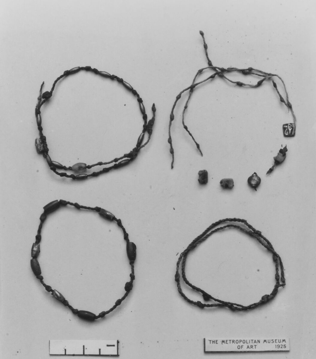 Bracelet with 4 wedjat eyes, 2 barrel beads, and 1 acacia bead, Linen, faience, gold, amethyst