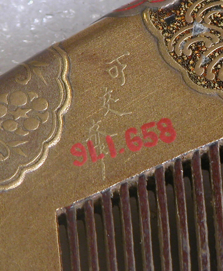 Lacquer Comb with Flower-Shaped Roundels, Lacquered wood with gold, silver, red hiramaki-e on gold ground, Japan