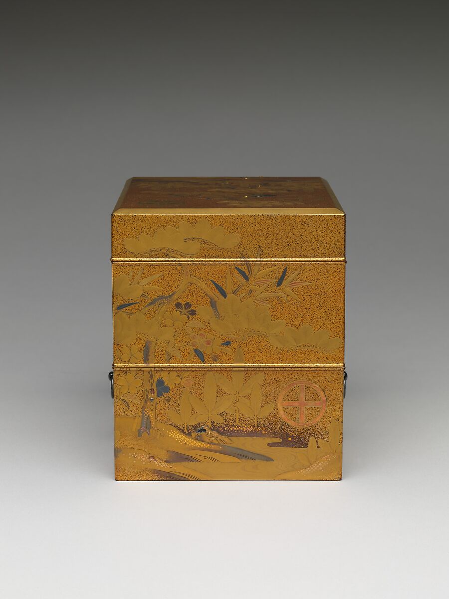 Box with lid, Sprinkled gold on lacquer (maki-e), Japan