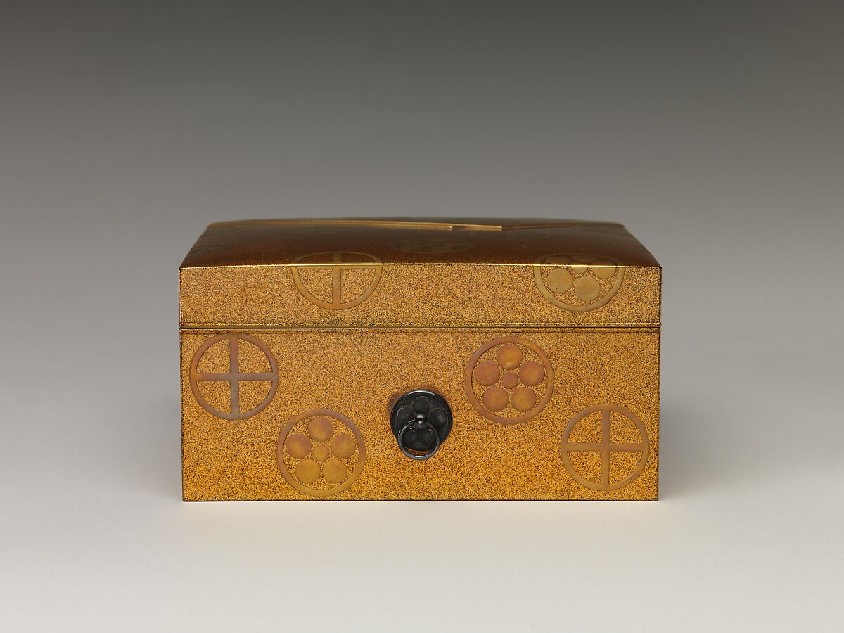 Box with lid, Sprinkled gold on lacquer (maki-e), Japan