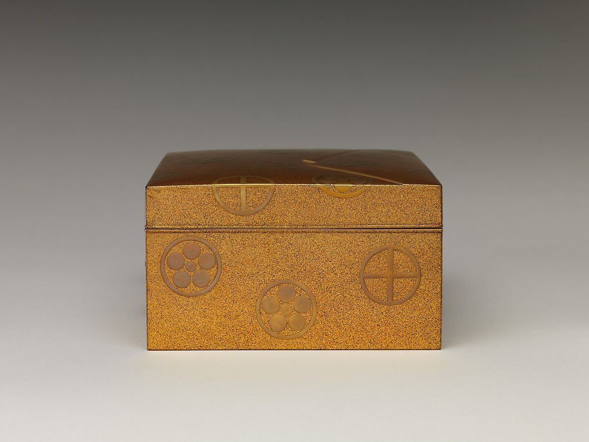 Box with lid, Sprinkled gold on lacquer (maki-e), Japan