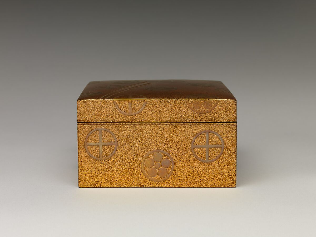Box with lid, Sprinkled gold on lacquer (maki-e), Japan