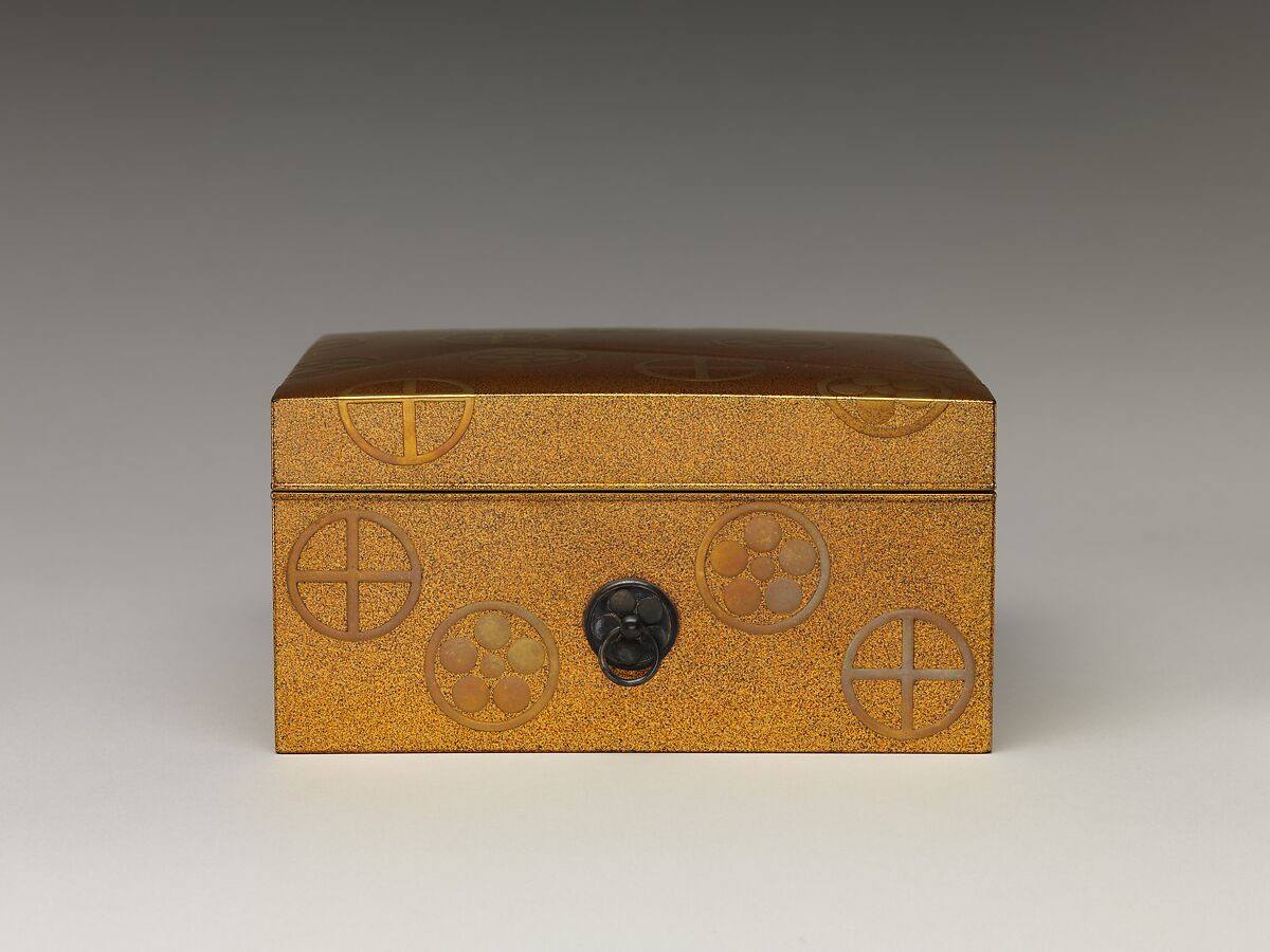 Box with lid, Sprinkled gold on lacquer (maki-e), Japan