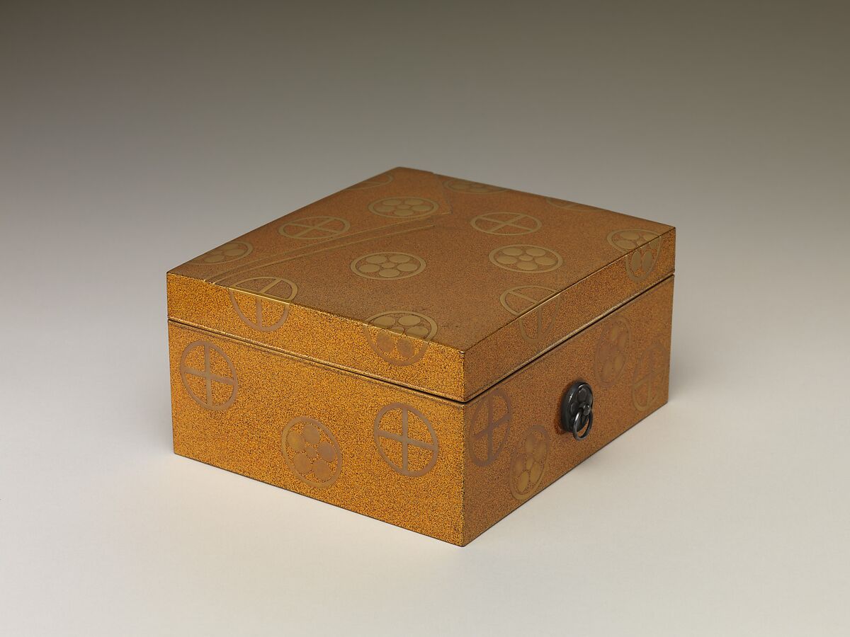 Box with lid, Sprinkled gold on lacquer (maki-e), Japan 