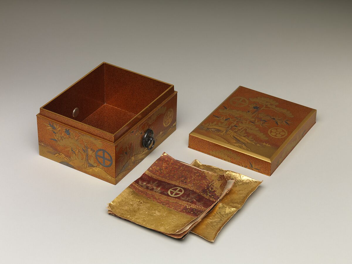 Box with lid, Sprinkled gold on lacquer (maki-e), Japan
