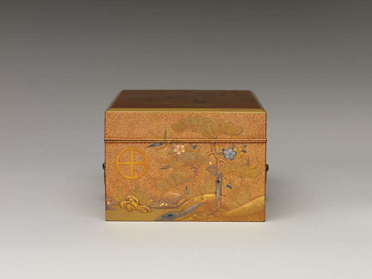 Box with lid, Sprinkled gold on lacquer (maki-e), Japan