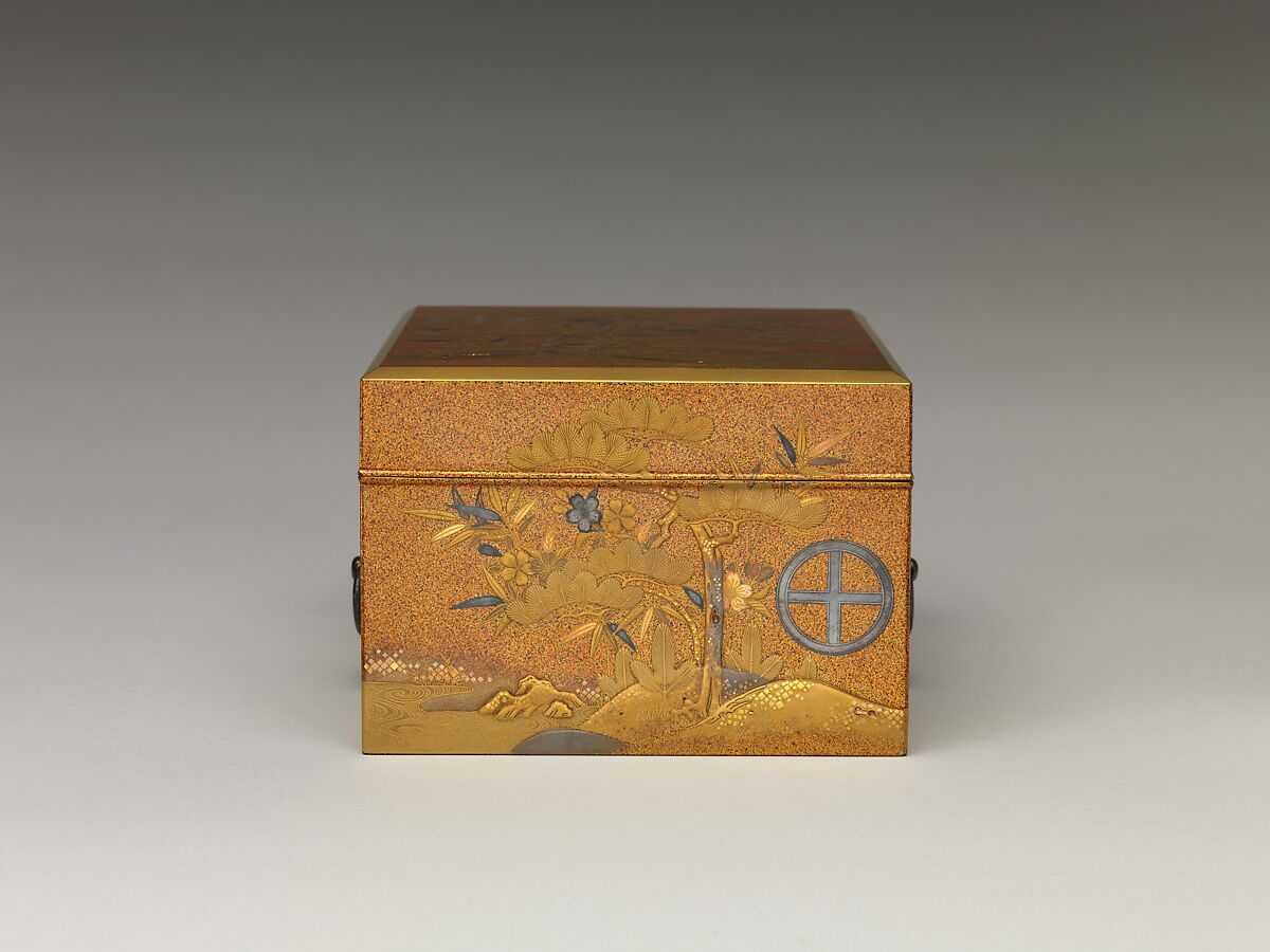 Box with lid, Sprinkled gold on lacquer (maki-e), Japan