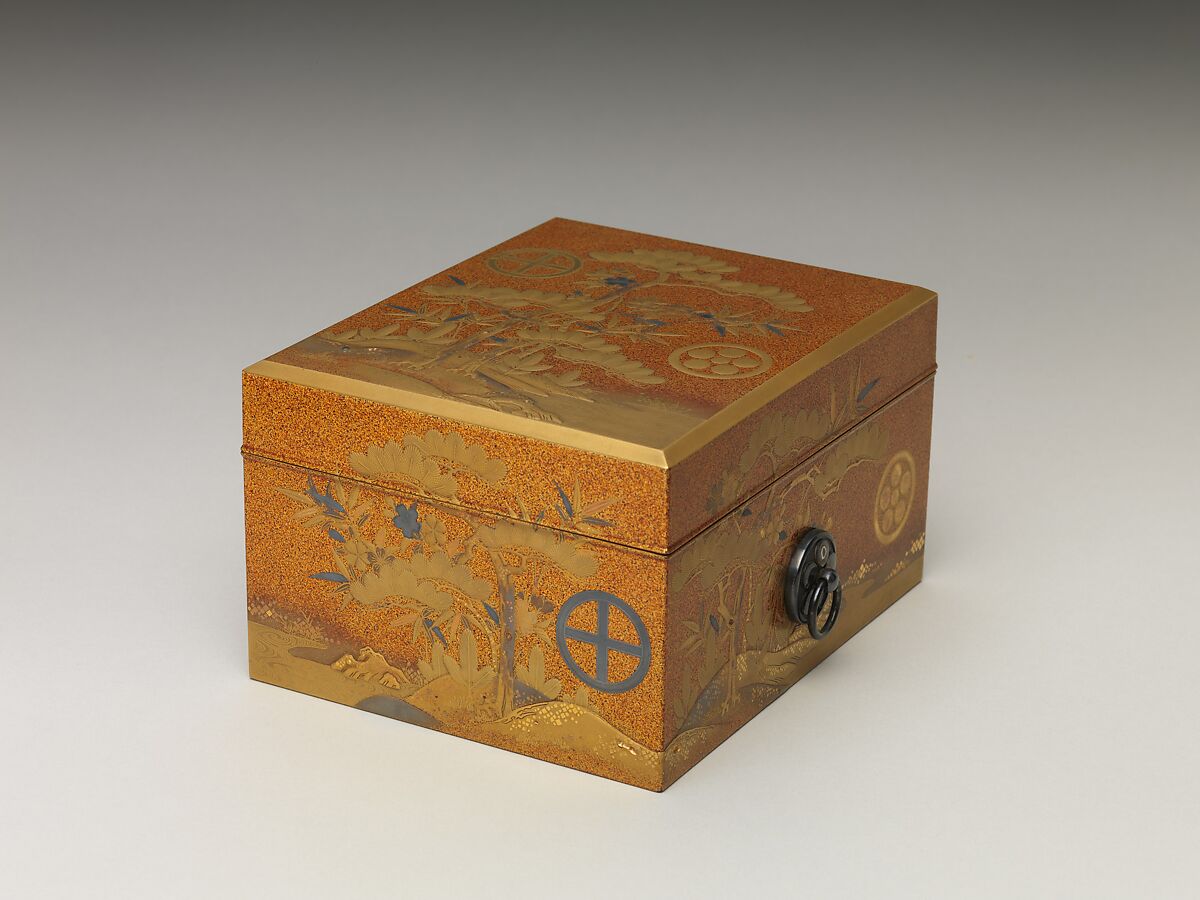 Box with lid, Sprinkled gold on lacquer (maki-e), Japan 