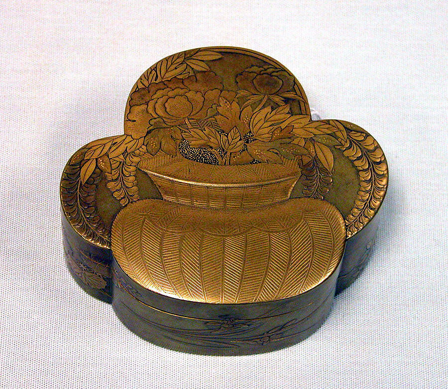 Kobako with cover, Gold maki-e on black lacquer, Japan 