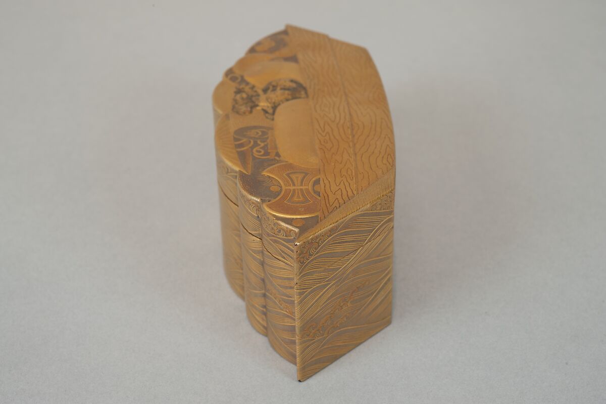 Treasure Boat-shaped Incense Box [Kōgō], Lacquered wood, gold and maki-e lacquer, Japan
