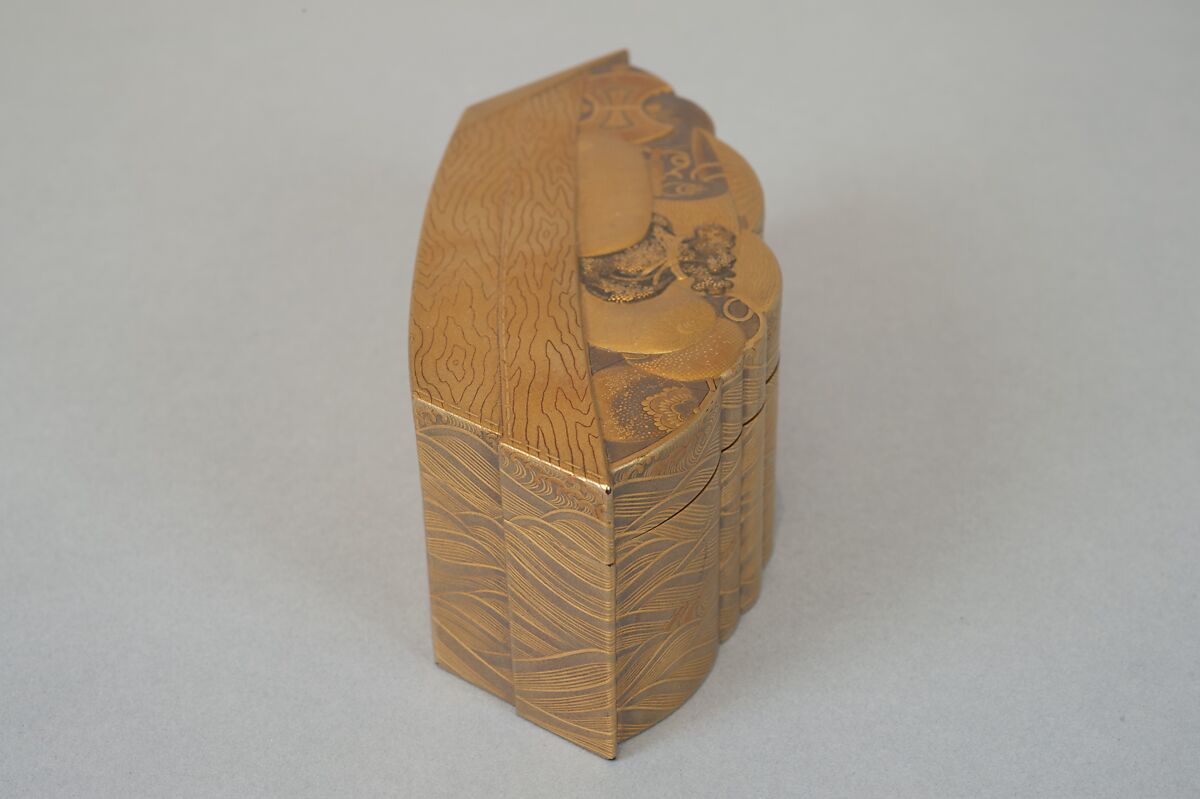 Treasure Boat-shaped Incense Box [Kōgō], Lacquered wood, gold and maki-e lacquer, Japan