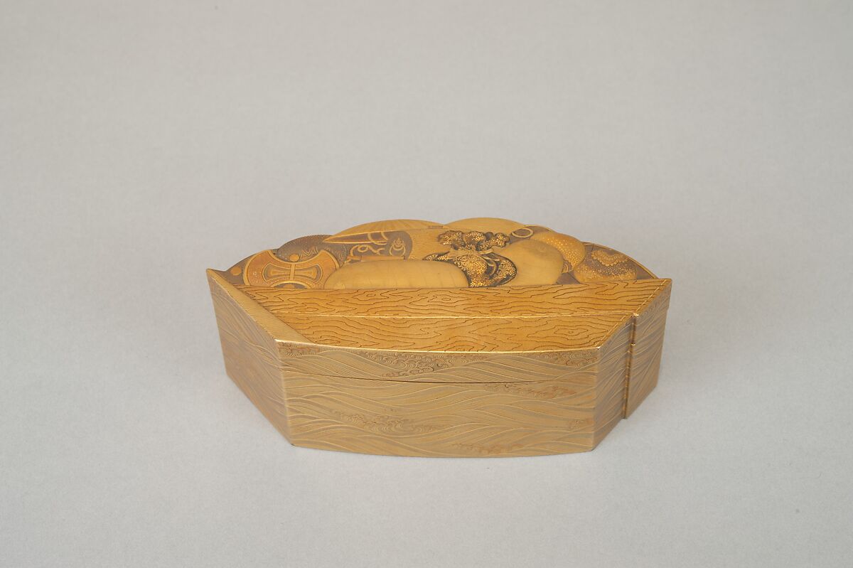 Treasure Boat-shaped Incense Box [Kōgō], Lacquered wood, gold and maki-e lacquer, Japan