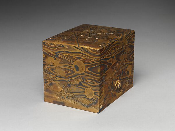 Cosmetic Box (mayudzukuri-bako) with Pine, Bamboo, Plum, and Tokugawa Family Crest on Wood-Grain Ground

