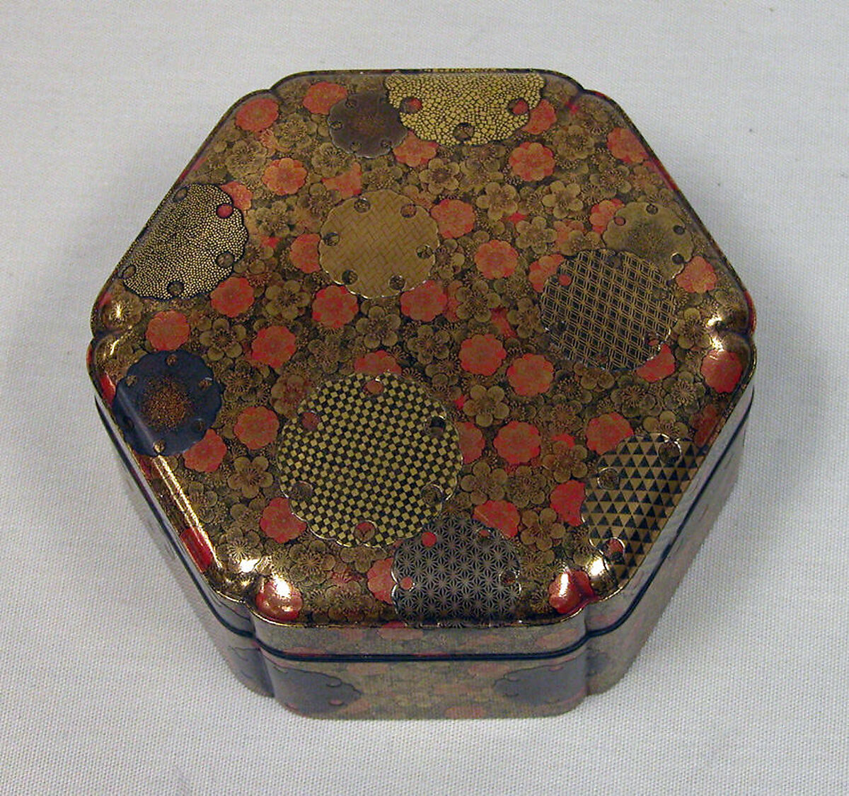Incense box, Lacquer with decoration, Japan