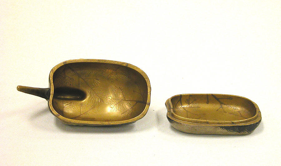 Box in the shape of young crane, Lacquer, Japan