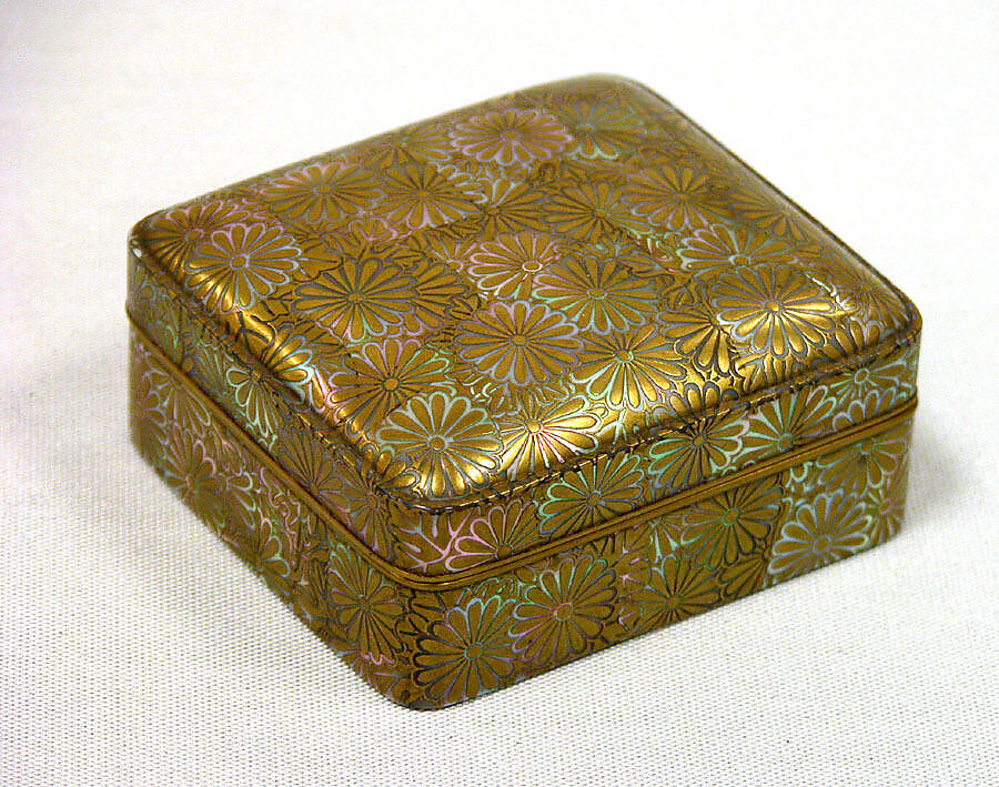 Incense Box with Chrysanthemums, Gold hiramaki-e on mother-of-pearl ground, Japan 