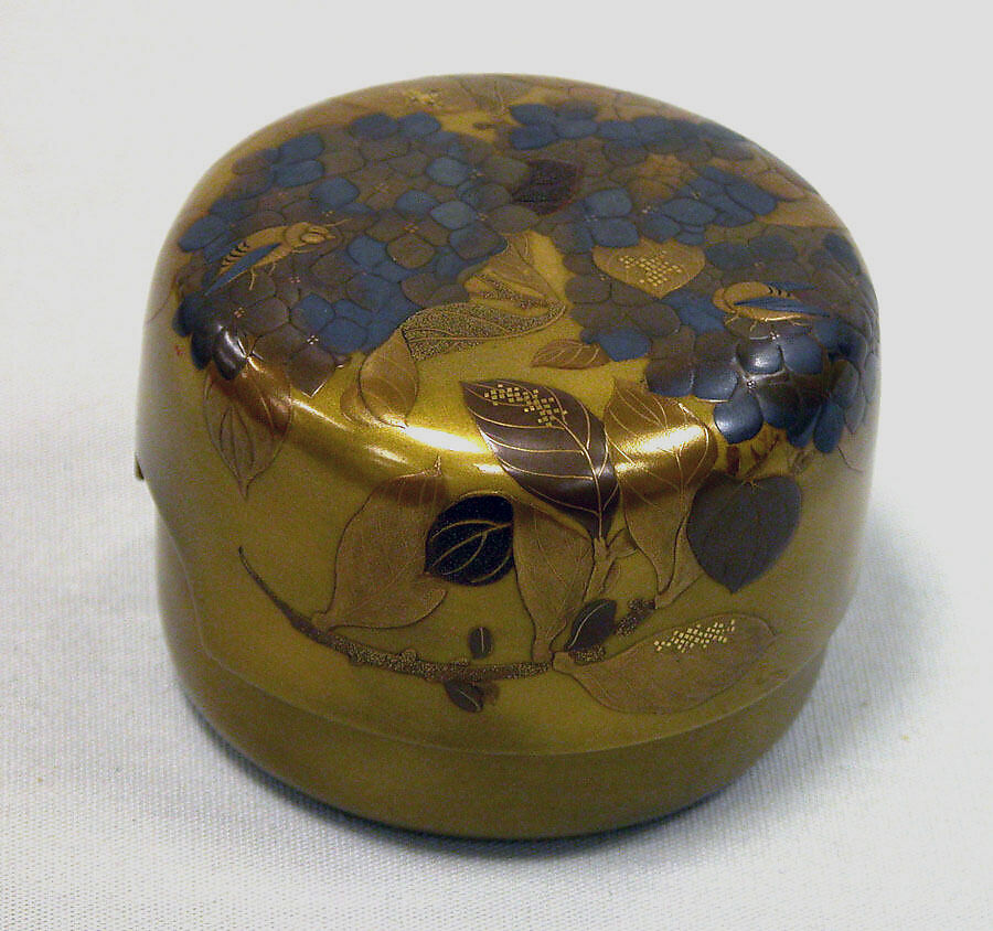 Incense box with hydrangea and bee, Gold, silver hiramaki-e, takamaki-e, cut-out gold foil application on gold ground, Japan 