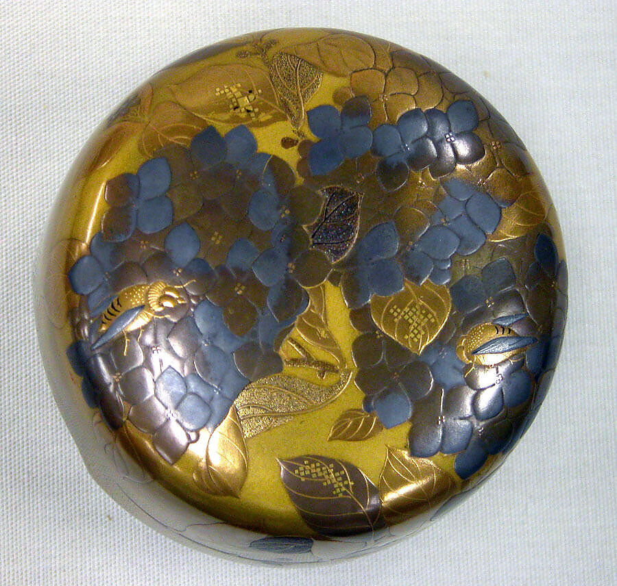 Incense box with hydrangea and bee, Gold, silver hiramaki-e, takamaki-e, cut-out gold foil application on gold ground, Japan