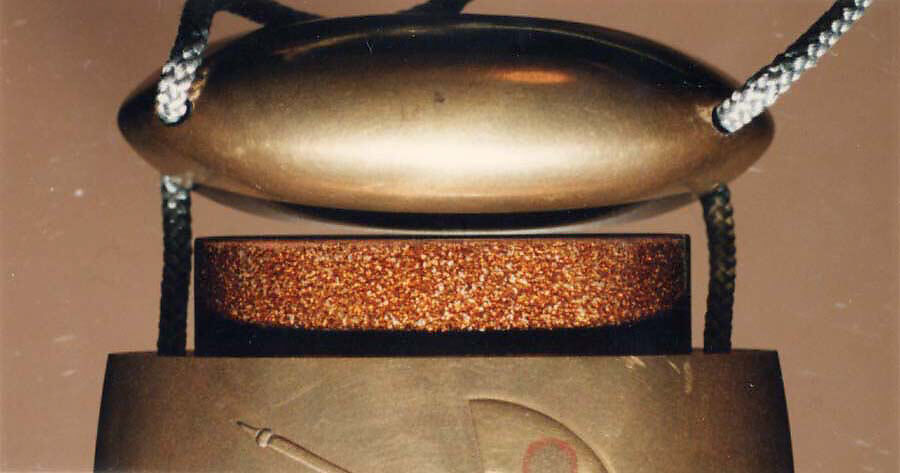 Case (Inrō) with scene of Yoshitsune and Benkei on the Gojō Bridge, Lacquer, kinji, gold, silver, black and red hiramakie, ivory inlay; Interior: nashiji and fundame, Japan