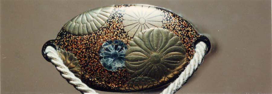 Case (Inrō) with Design of Scattered Chrysanthemums (Kikumon), Lacquer, roiro, nashiji, gold hiramakie, togidashi, gold foil, aogai; Interior: nashiji and fundame, Japan
