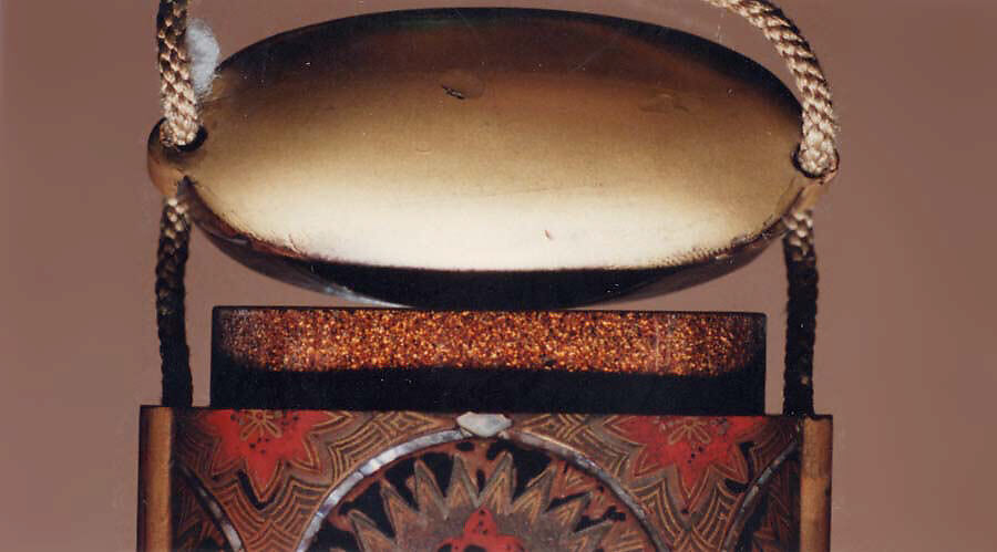 Inrō with Stylized Flower Patterns in Interconnected Roundels, Inrō: four cases; lacquered wood with gold, silver, yellow, and red togidashimaki-e, mother-of-pearl inlay on black lacquer ground; ojime: malachite bead; netsuke: openwork (ryūsa); ivory, Japan