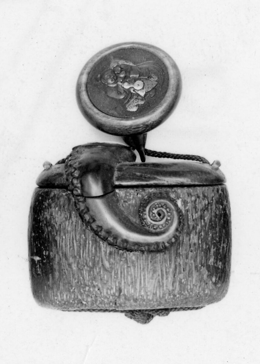 Tobacco Pouch, Lacquer, wood, brushed, applied, carved ivory or bone; Interior: plain and roiro, Japan