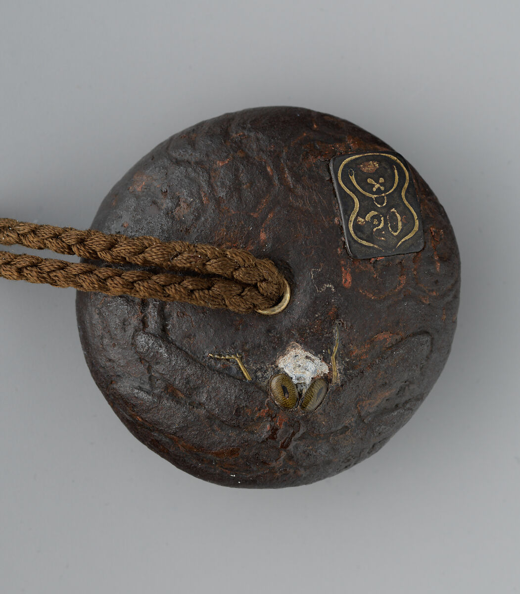 Metal Inrō with Flower Medallions, Inrō: four cases; mokume-gane (wood grain) mixed-metal laminate with gold and silver hiramaki-e; ojime: cloisonné bead with shippō pattern; netsuke: kagamibuta-type with chrysanthemums and butterfly; various metals, Japan