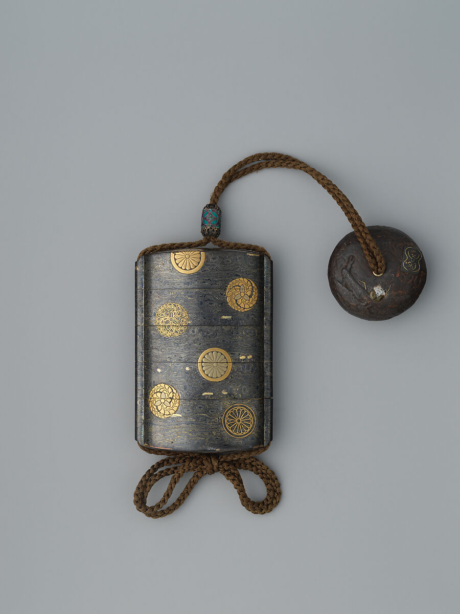 Metal Inrō with Flower Medallions, Inrō: four cases; mokume-gane (wood grain) mixed-metal laminate with gold and silver hiramaki-e; ojime: cloisonné bead with shippō pattern; netsuke: kagamibuta-type with chrysanthemums and butterfly; various metals, Japan