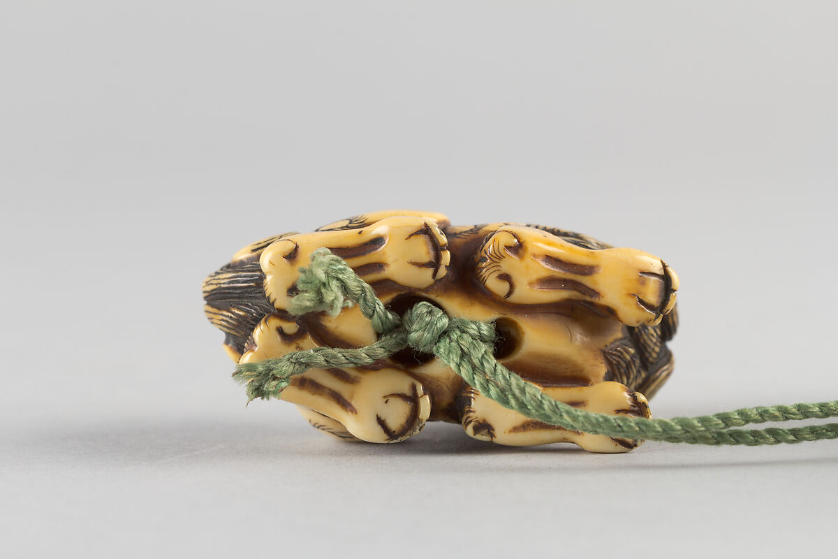 Case (Inrō) with Design of Samurai Kneeling on Bridge among Pines and Waves, Lacquer, nashiji, silver, red, black and gold hiramakie, takamakie and gold foil; Interior: nashiji and fundame, Japan