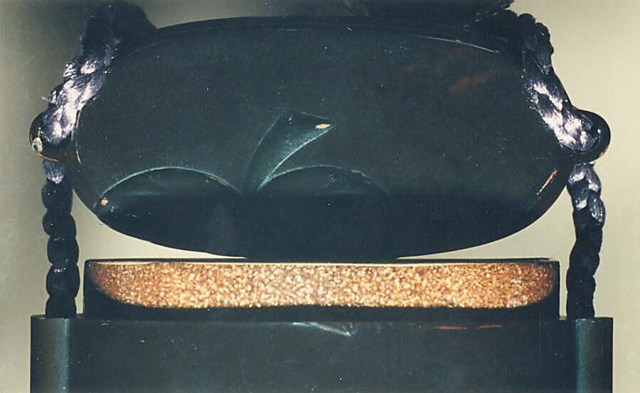 Case (Inrō) with Design of Scattered Hollyhock (Aoi) Leaves, Lacquer, roiro, yamimakie, black hiramakie; Interior: nashiji and fundame, Japan