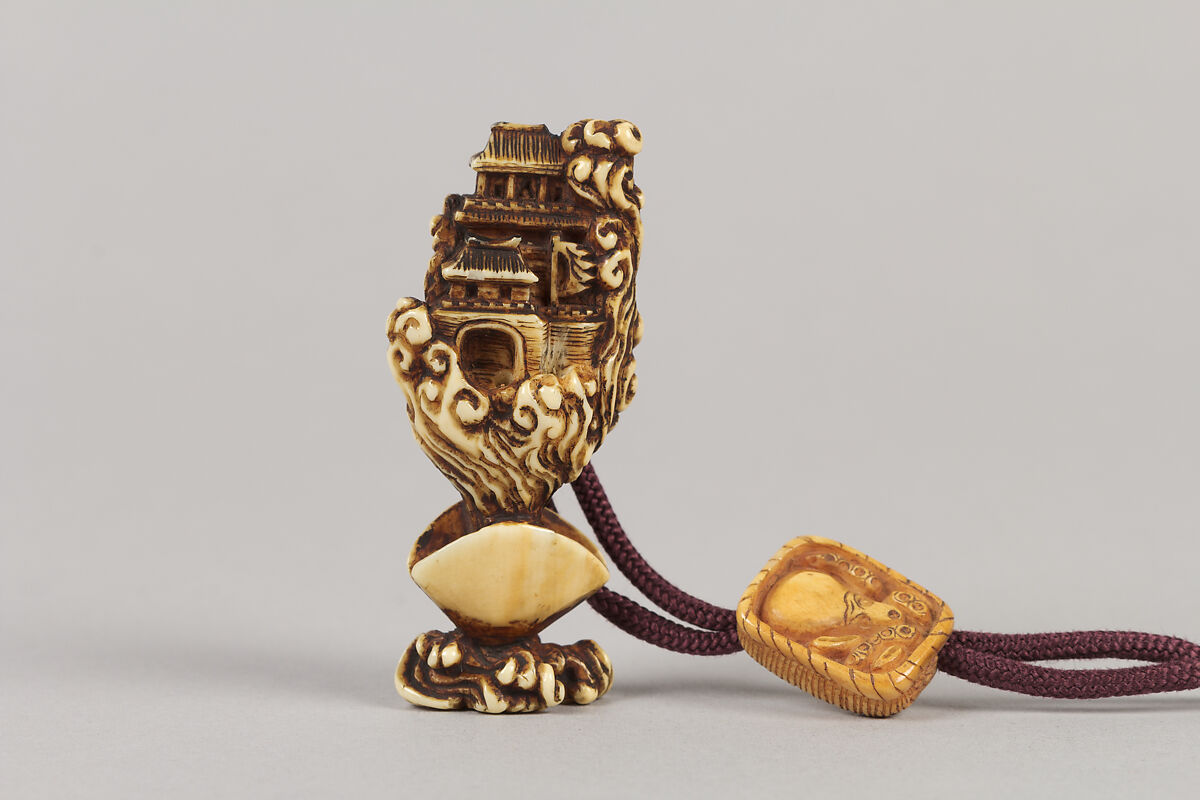 Case (Inrō) with Design of Seagulls Flying Over Waves, Lacquer, silver ground, gold and silver hiramakie, takamakie; Interior: nashiji and fundame, Japan