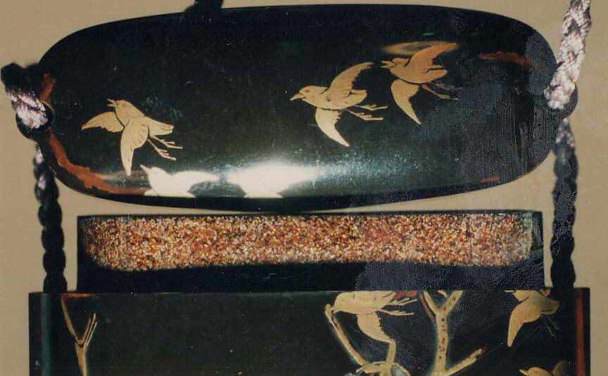 Case (Inrō) with Design of Fishing Nets and Chidori in Flight, Lacquer, roiro, gold hiramakie, metal wire, aogai inlay; Interior: nashiji and fundame, Japan