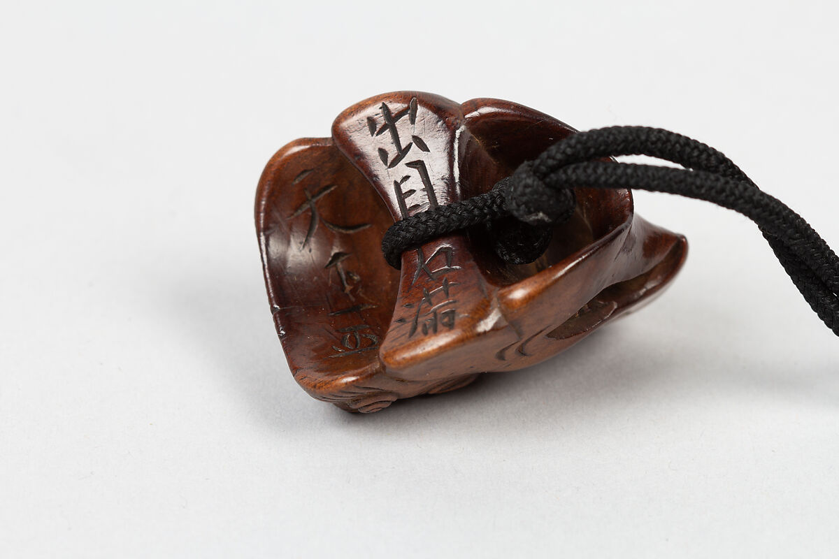 Case (Inrō) with Two Four-Clawed Dragons among Swirling Clouds, Lacquer, roiro, aogai and gold foil kirigane, white lacquer, inlaid eyes; Interior: nashiji and fundame, Japan