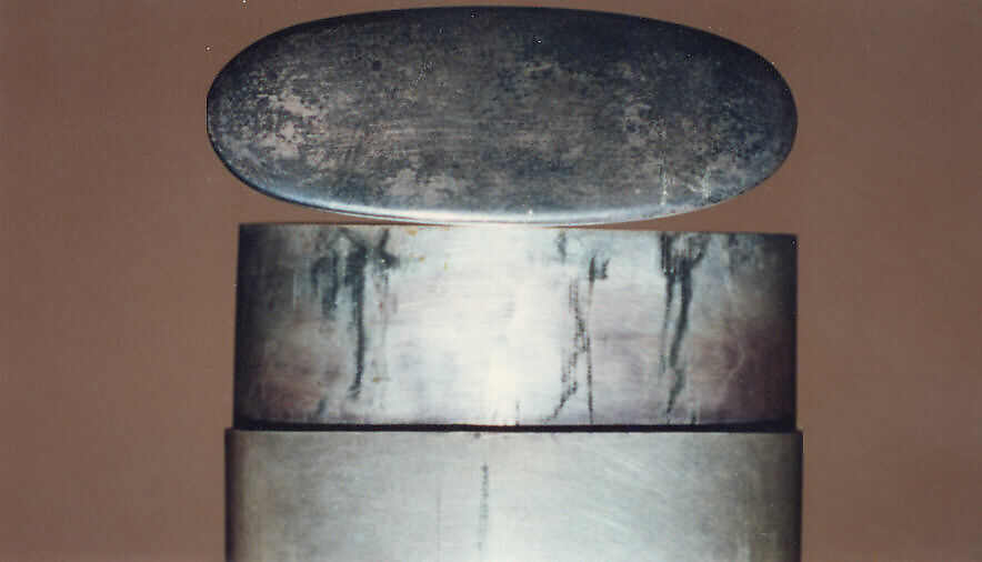 Case (Inrō) with Design of Seated Monkey Looking at a Wasp (obverse); Crabs with Fan beside Waves (reverse), Mori Sosen (Japanese, 1747–1821), Metal, brass metal, incised, various applied metals; Interior: silver metal, Japan