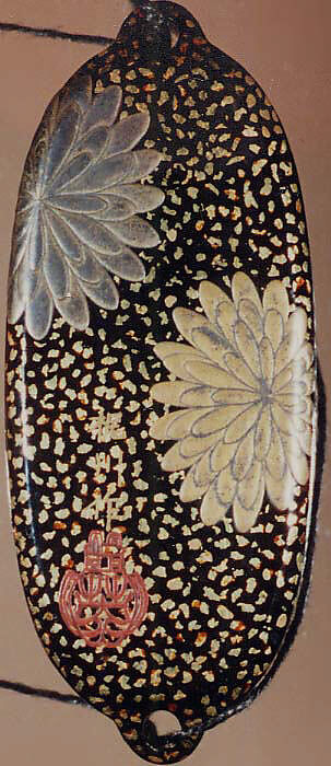 Case (Inrō) with Design of Chrysanthemum Blossoms, Lacquer, roiro, hirame, gold, silver hiramakie, gold foil; Interior: nashiji and fundame, Japan