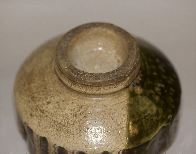 Teabowl, Clay decorated with black lines, covered with a transparent crackled glaze and an overglaze (Mino ware, Oribe type), Japan