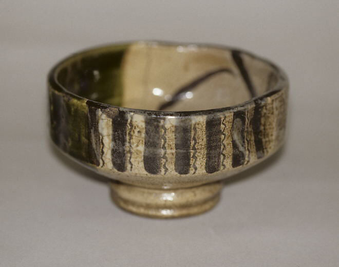 Teabowl, Clay decorated with black lines, covered with a transparent crackled glaze and an overglaze (Mino ware, Oribe type), Japan 