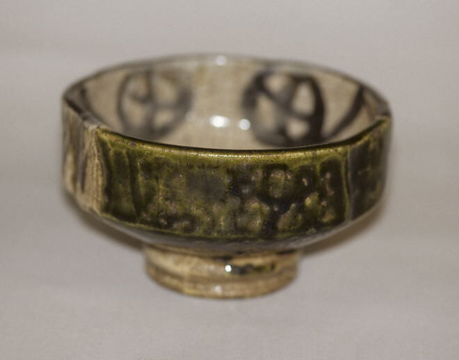 Teabowl, Clay decorated with black lines, covered with a transparent crackled glaze and an overglaze (Mino ware, Oribe type), Japan