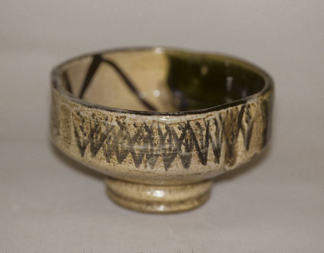 Teabowl, Clay decorated with black lines, covered with a transparent crackled glaze and an overglaze (Mino ware, Oribe type), Japan