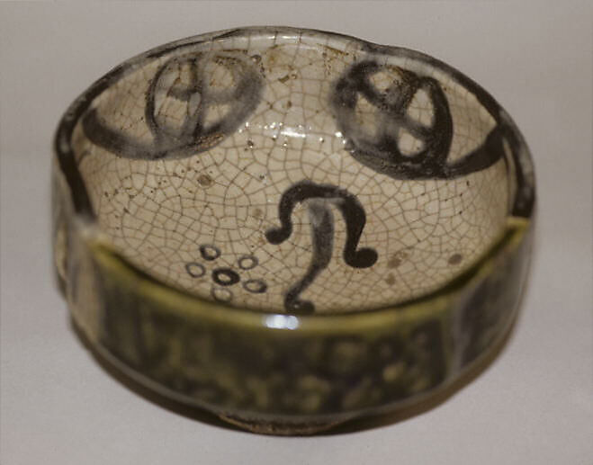 Teabowl, Clay decorated with black lines, covered with a transparent crackled glaze and an overglaze (Mino ware, Oribe type), Japan
