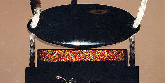 Case (Inrō) with Design of Arrowhead (Omodaka) (obverse); Clover (Mutsuba) (reverse), Shibata Zeshin (Japanese, 1807–1891), Lacquer, roiro, gold black, brown hiramakie, aogai; Interior: nashiji and fundame, Japan