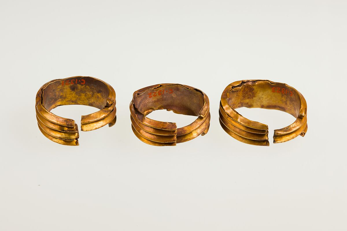 Ribbed Penannular Earring, Gold