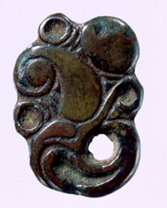 Garment Plaque in the Shape of a Raptor's Head, Bronze, North China and south-central Inner Mongolia 