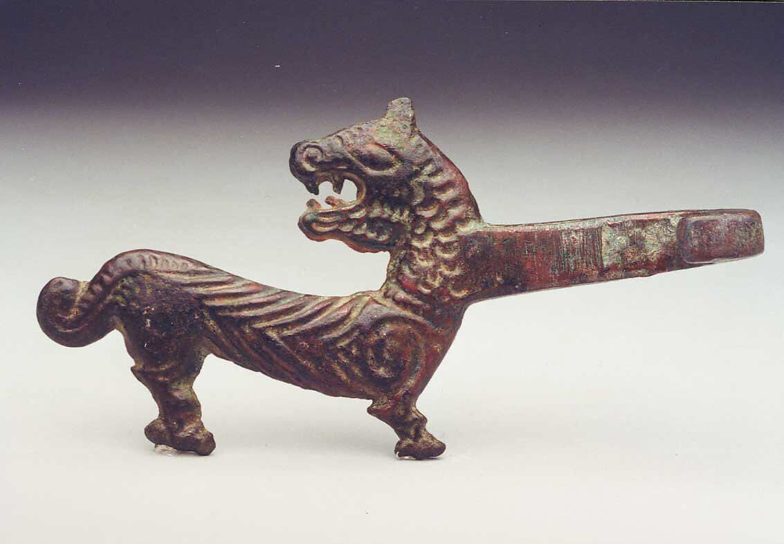 Garment Hook in the Shape of a Feline, Bronze, North or northwest China 