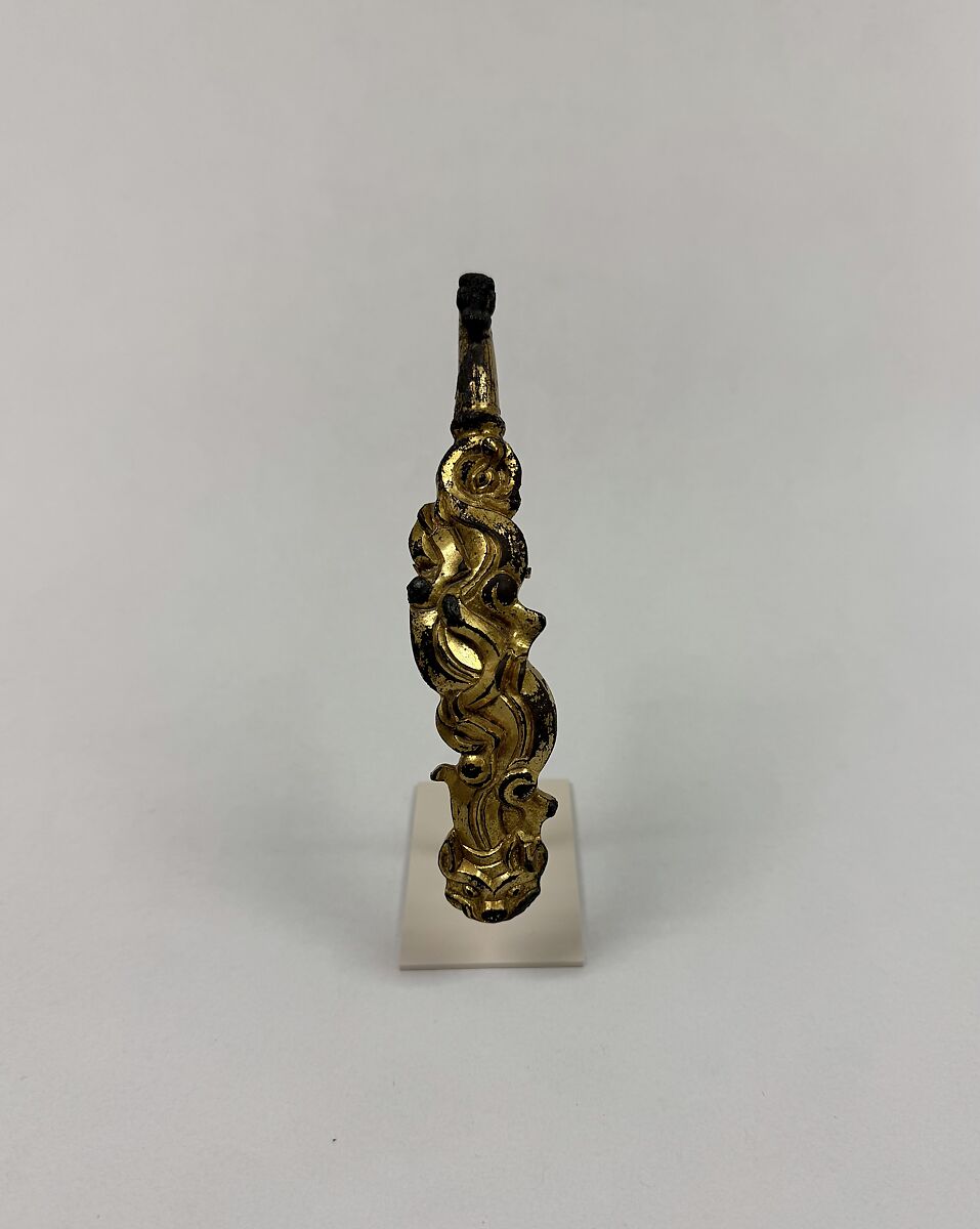 Belt hook with dragons, Gilt bronze, North China